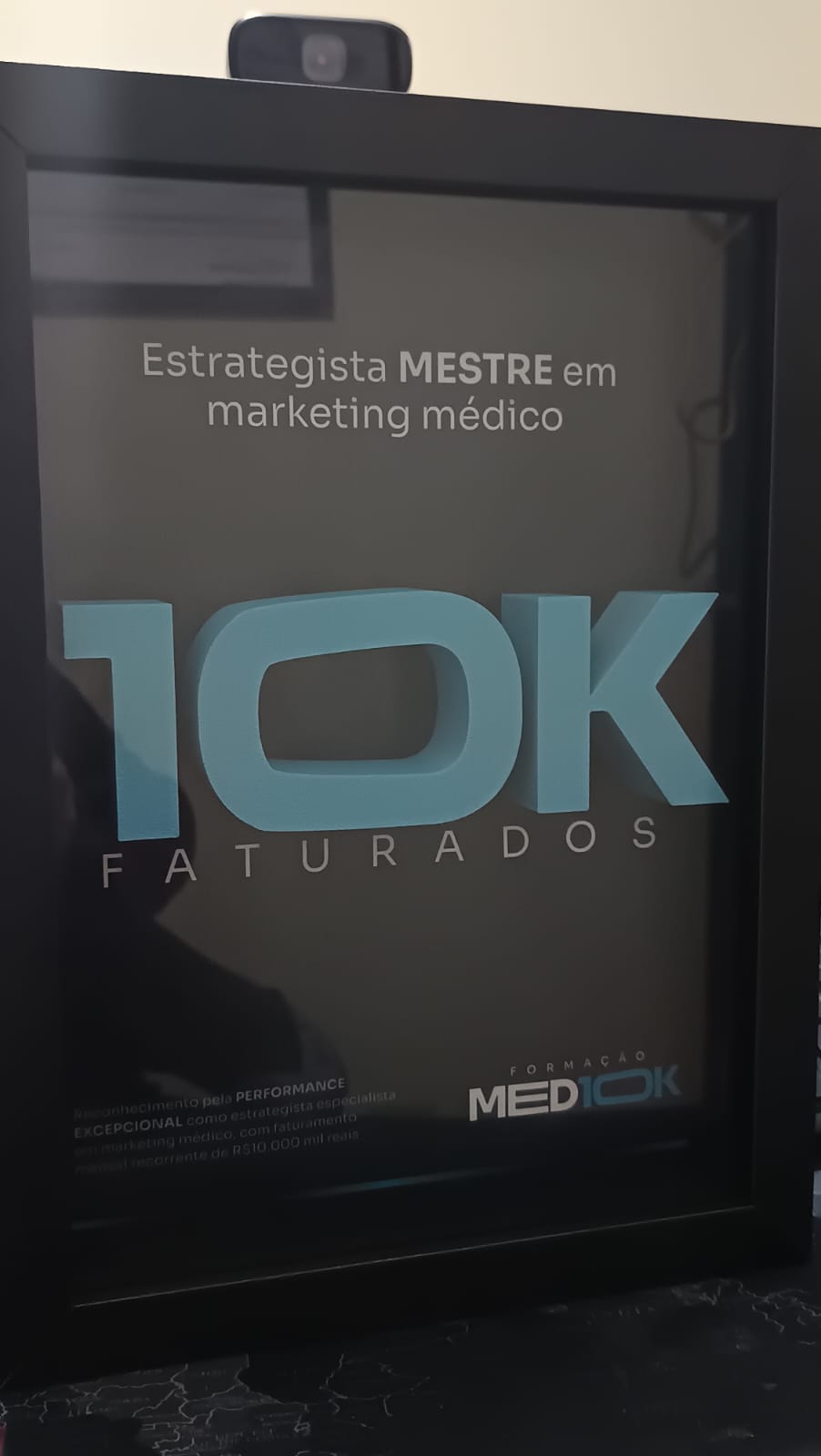 Placa de reconhecimento da Formação MED10K — Mariana Mesquita, Estrategista MESTRE em marketing médico, 10K Faturados